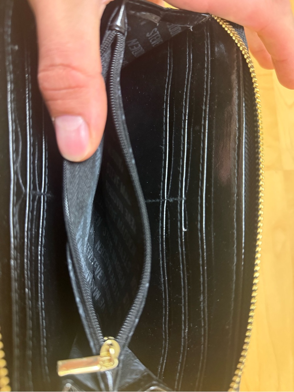 Steve Madden Black White Logo Wristlet - Picture 8 of 9